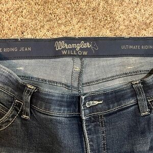 BRAND: Wrangler 
SIZE: 20
COLOR: Dark washed denim